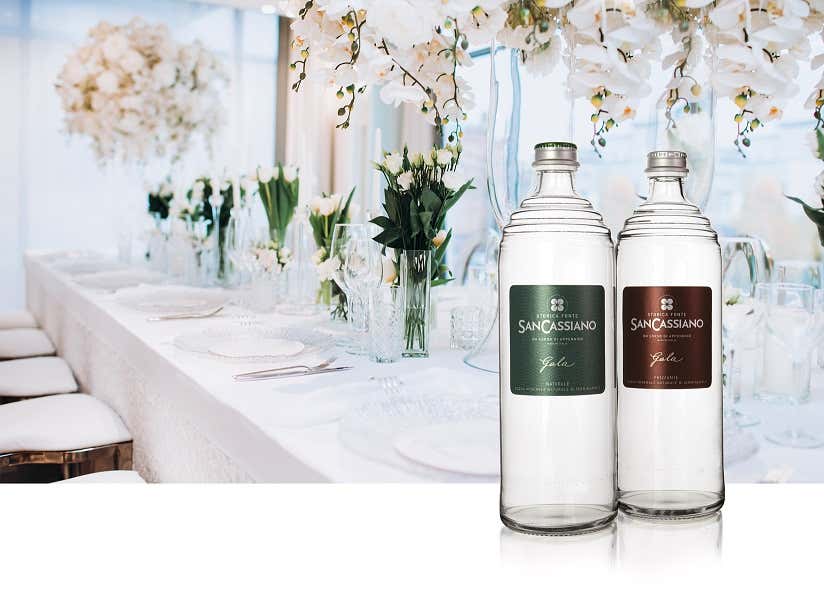 Etichetta verde per l'acqua naturale, rossa per la frizzante Acqua San Cassiano &ldquo;Gala&rdquo; La nuova bottiglia in vetro